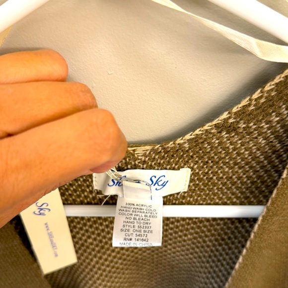 She & Sky Fringe Wrap NWT OS - Picture 3 of 4